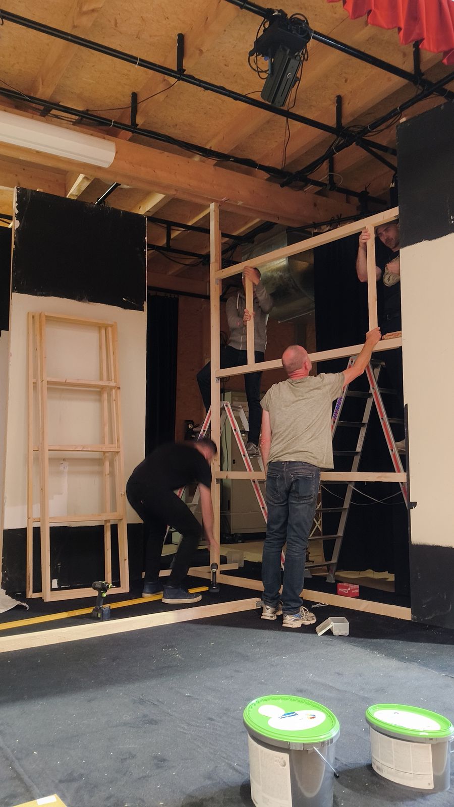 Assemblage d'une structure en bois pour le décor