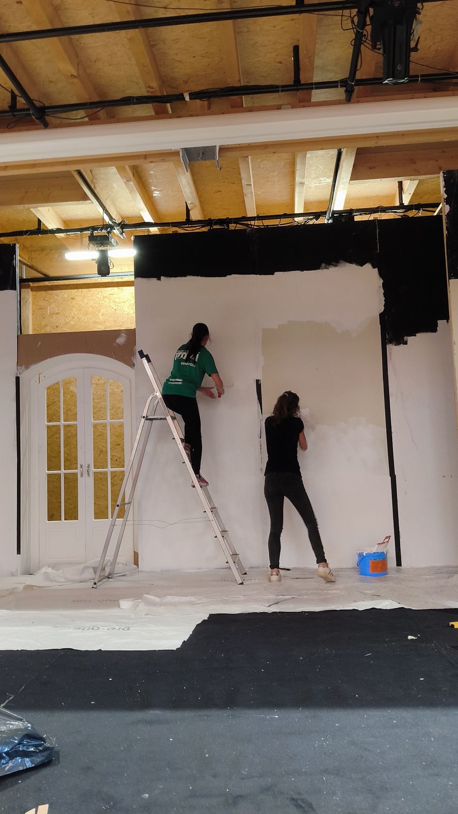 Peinture des panneaux du décor